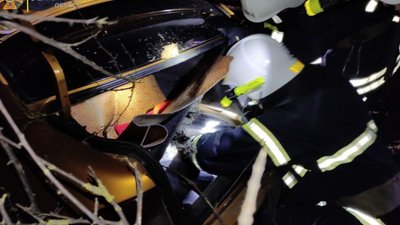 На Івано-Франківщині автомобіль влетів у опору білборду (ФОТО)