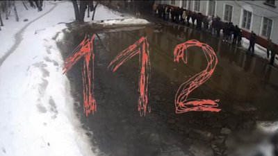 Велетенська глиба снігу звалилась на голову росіянам (ВІДЕО)