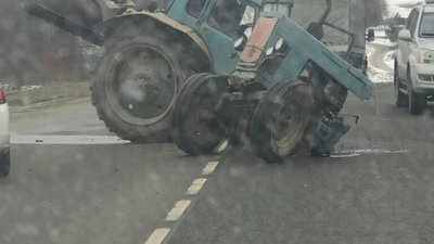 На виїзді зі Львова розірвало трактор (ФОТО, ВІДЕО)