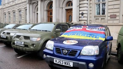 Британські фермери та волонтери особисто привезли на Львівщину ще 35 позашляховиків для наших воїнів
