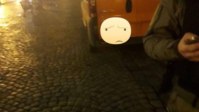 У Львові біля міської Ратуші іномарка «знесла» вуличний ліхтар (ФОТО)