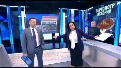 У Росії ведуча у прямому ефірі зламала руку (ВІДЕО)