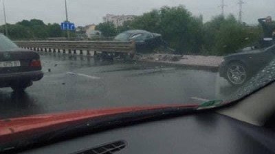 У Львові із Сихівського моста злетів автомобіль (ФОТО)