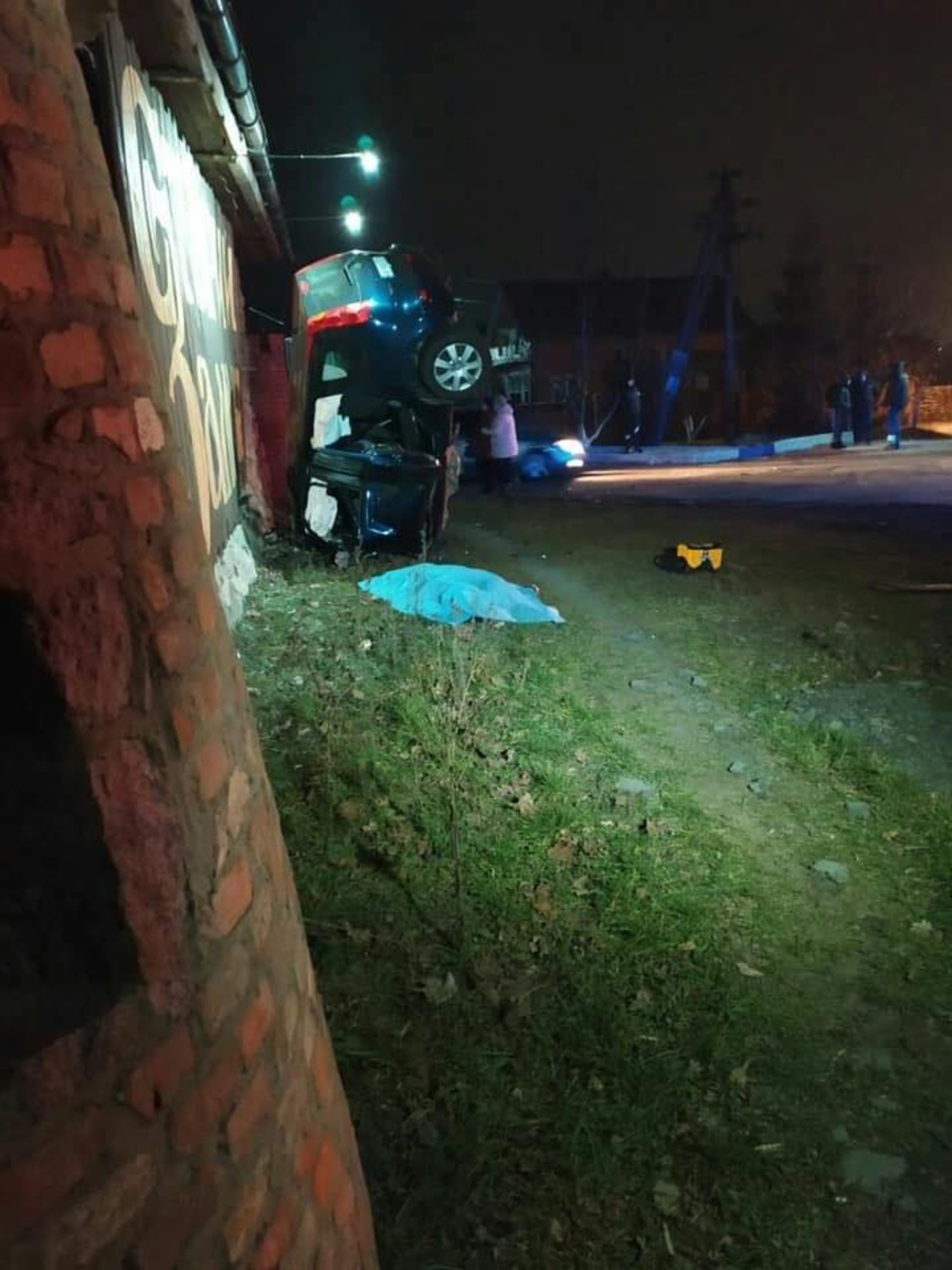 У Вінниці автомобіль влетів у стіну замку: водій загинув. Фото Варта-1