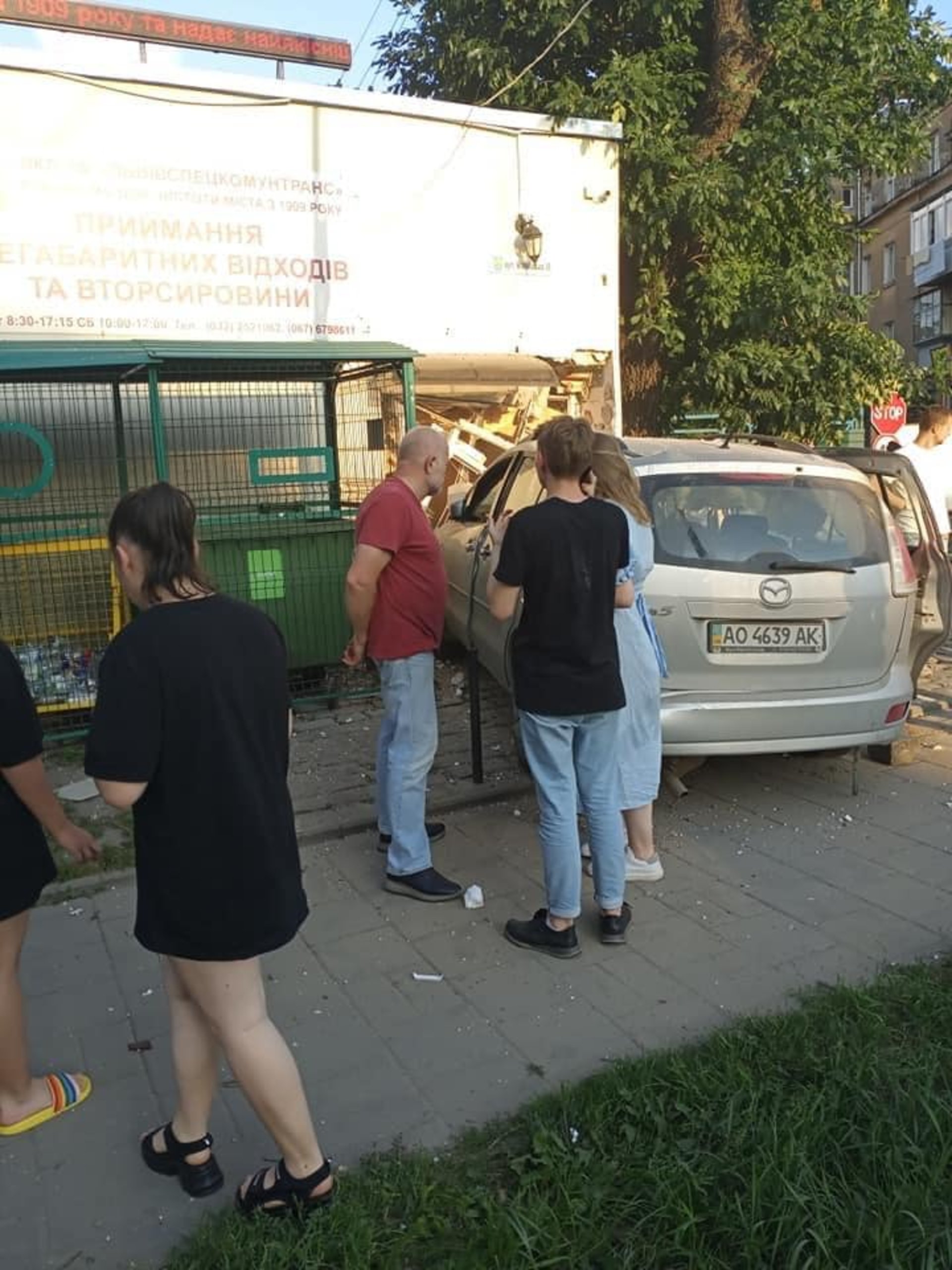 У Львові автомобіль влетів у будинок, фото Ігор Зінкевич
