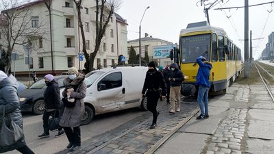 У Львові трамвай протаранив автомобіль (ФОТО)