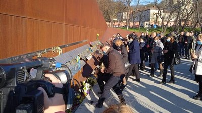Петро Порошенко запалив лампадки на Меморіалі Героїв Небесної Сотні у Львові (ФОТО)