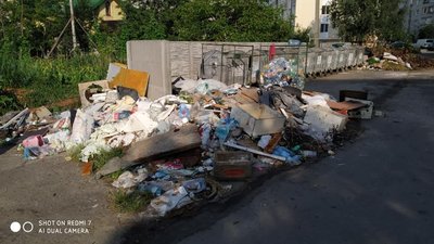 У Жовкві ще з Паски не вивозять сміття (ФОТО)