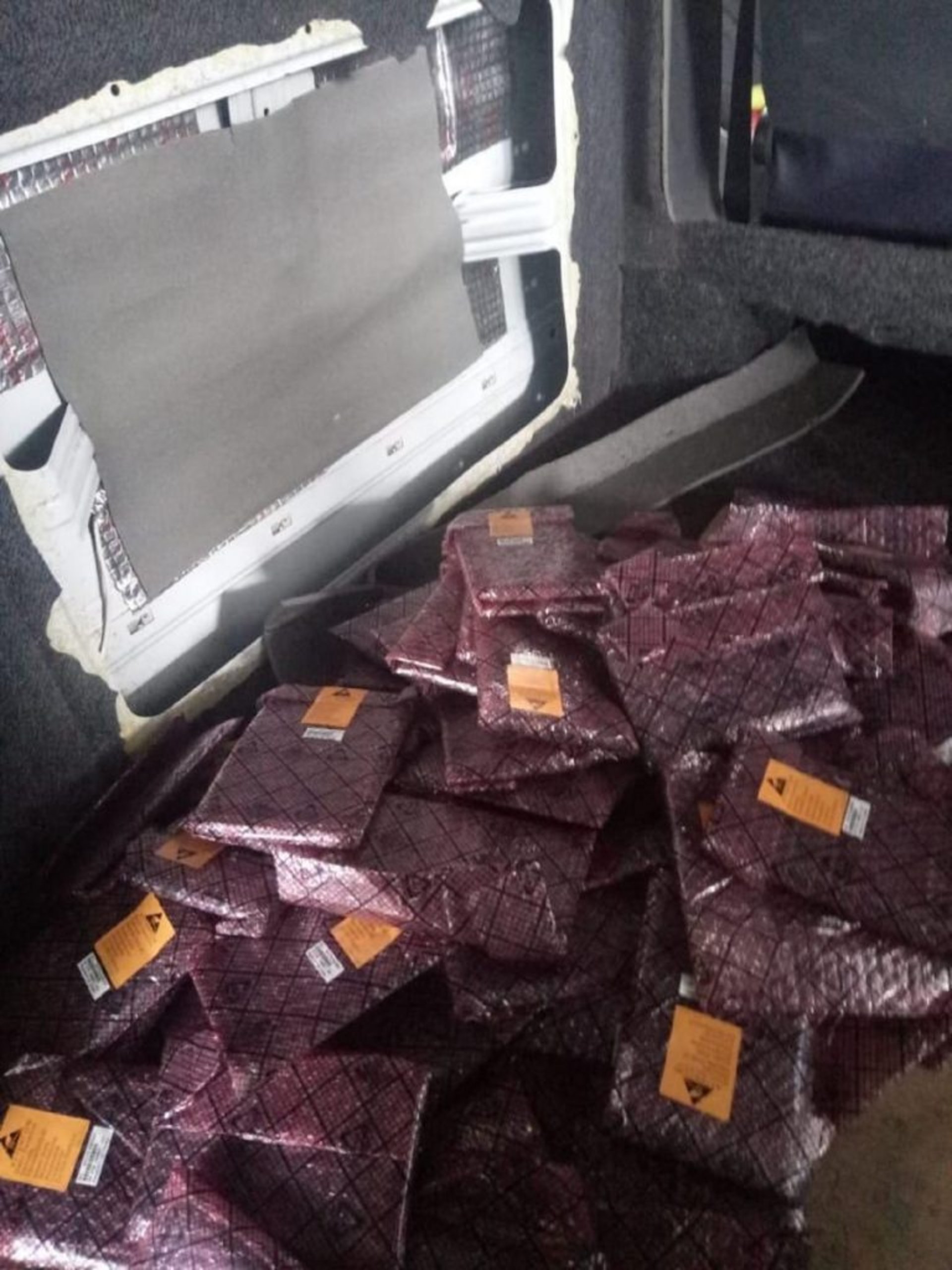 На кордоні з Польщею виявили 165 контрабандних ґаджетів