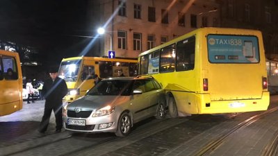 У Львові маршрутка не розминулась із автомобілем (ФОТО)