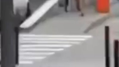 У Львові біля торгового центру гуляв голий чоловік
