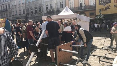 Під вікнами Садового розкладають наметове містечко