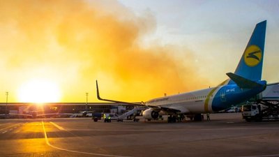 МАУ призупинила запуск рейсів між Україною та Польщею