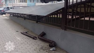 У Львові водій зніс конструкції у дворі та втік (ФОТО)