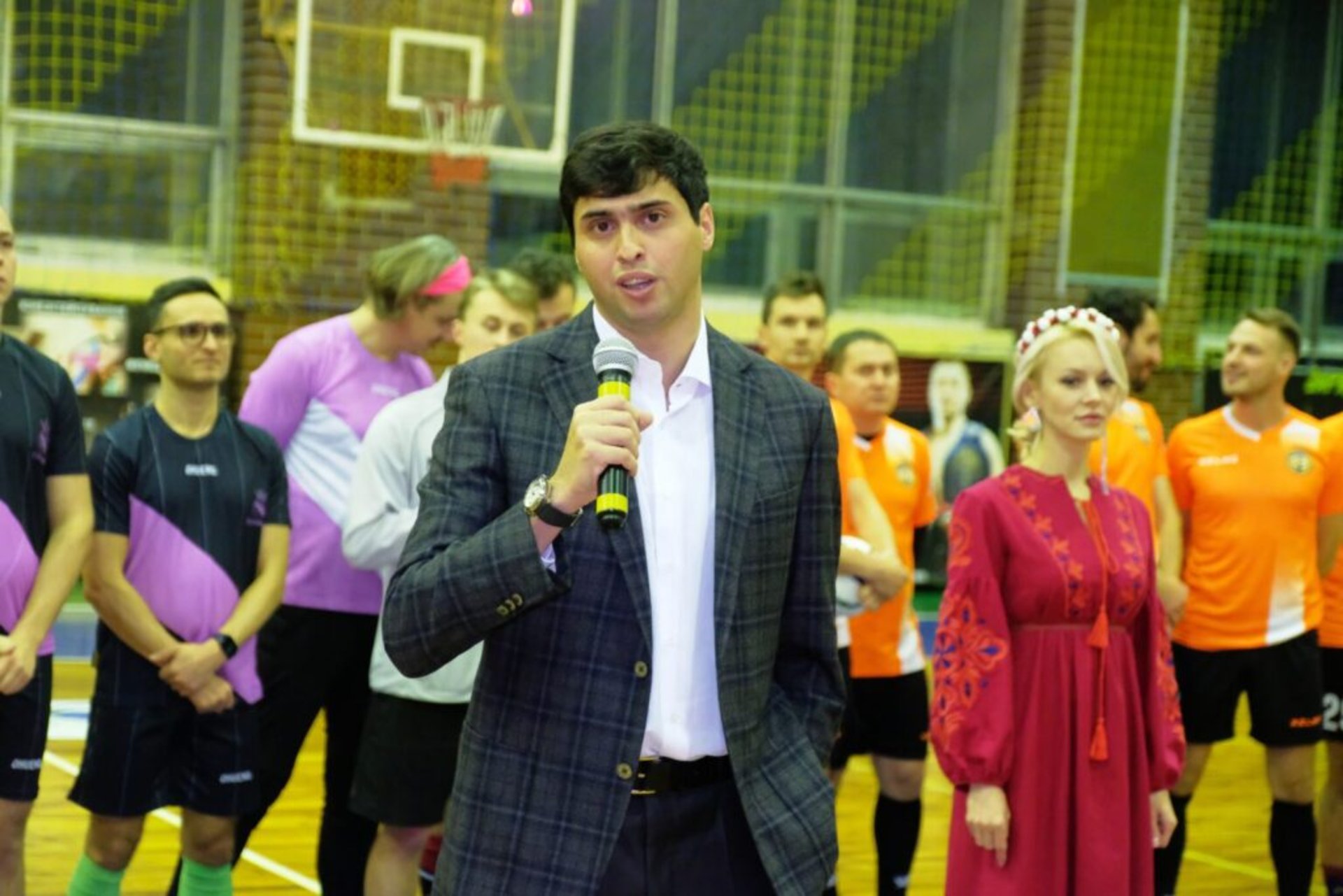 У Києві легенди футболу, журналісти, будівельники та артисти подарували дітям-переселенцям свято