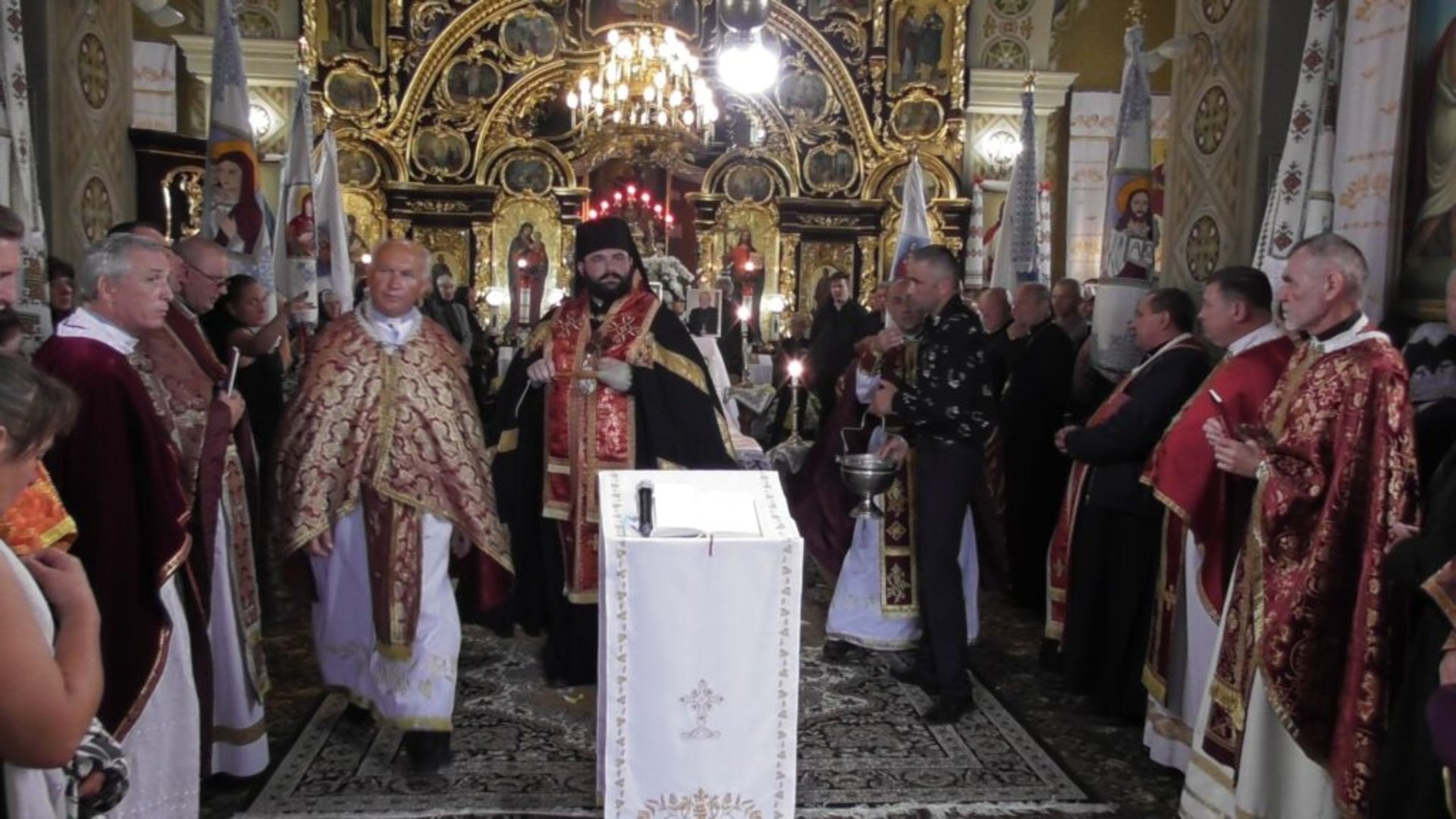 У Дубровиці відспівали багаторічного настоятеля церкви Святої Покрови отця Миколая. Фото: Михайло Скеба
