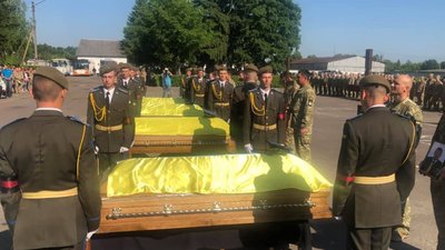 У Бродах прощаються із загиблими військовими льотчиками (ВІДЕО)