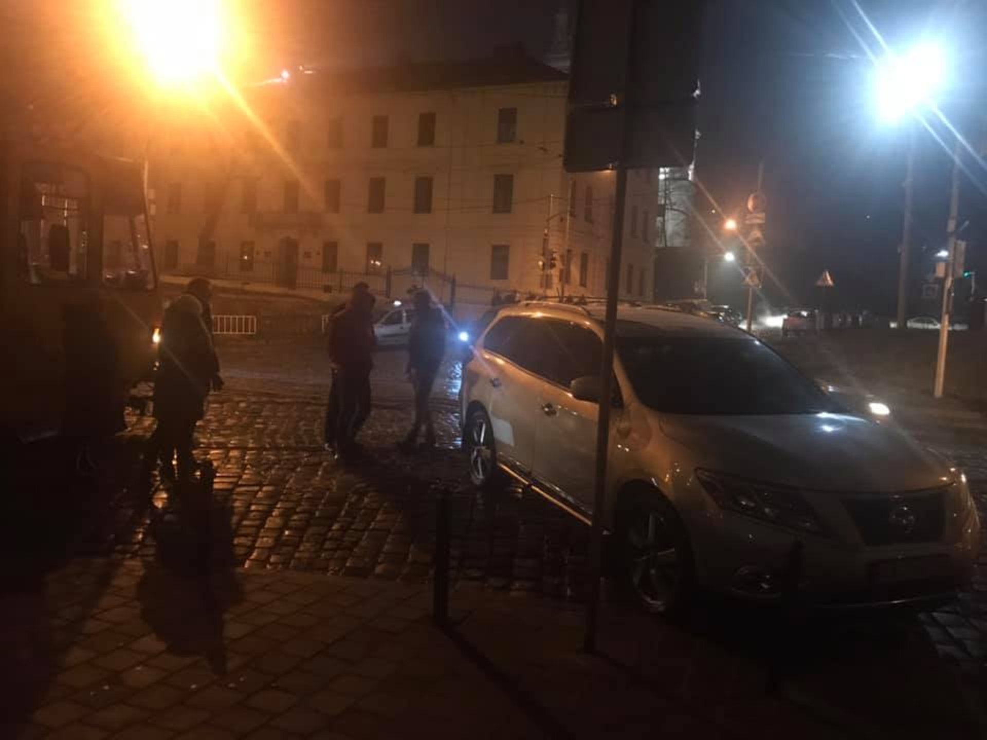 Киянин у Львові зупинив рух трамваїв. Фото Варта-1
