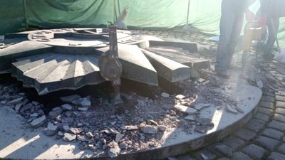 На Марсовому полі у Львові розпочали демонтаж радянської зірки (ВІДЕО)