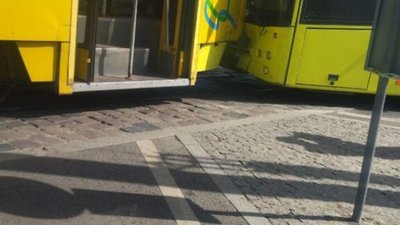 У Львові автобус не розминувся із трамваєм (ФОТО)