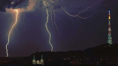 До Львова та області сунуть грози та сильні вітри