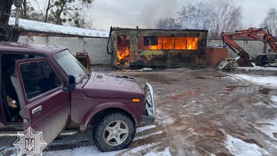 У Львові на Пластовій горів автомобіль (ФОТО)