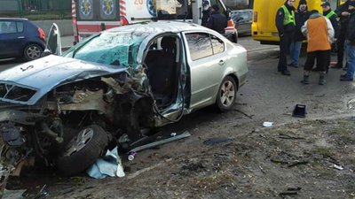 У Львові сьогодні під час зіткнення легковика з рейсовим автобусом постраждали люди (ФОТО)