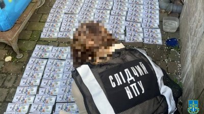 На Львівщині виїзд за кордон коштував 13 500 доларів