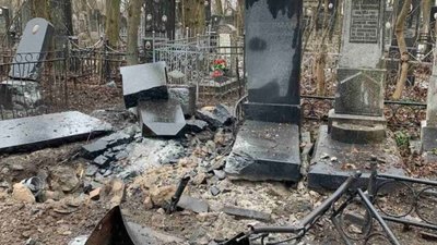 Мешканців Києва просять не ходити на кладовища до кінця війни