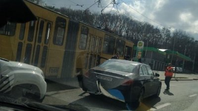 У Львові автомобіль не розминувся із трамваєм (ВІДЕО)