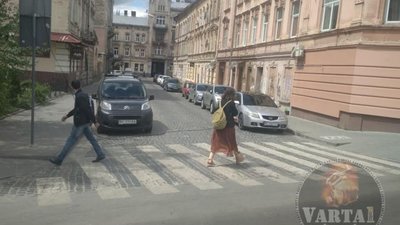 У Львові кабель впав на припарковані автомобілі (ФОТО)