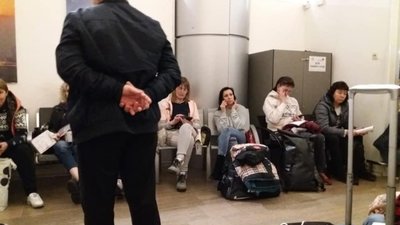 В аеропорту Ізраїля п'ять годин під конвоєм утримували 140 українців (ФОТО)