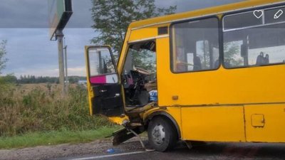На Львівщині у ДТП потрапив рейсовий автобус: є потерпілі (ФОТО)