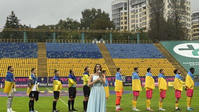 Відома українська співачка у сильну зливу виконала Гімн України