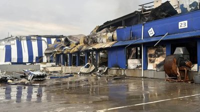 У Києві повністю згорів логістичний центр (ФОТО)