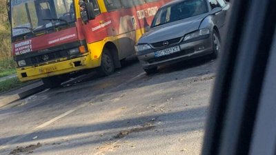 У Львові маршрутка не розминулись автомобілем (ВІДЕО)