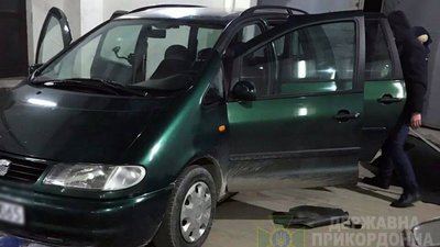 На Львівщині в руки прикордонників попалися «євробляхи», переобладнані під перевезення контрабанди