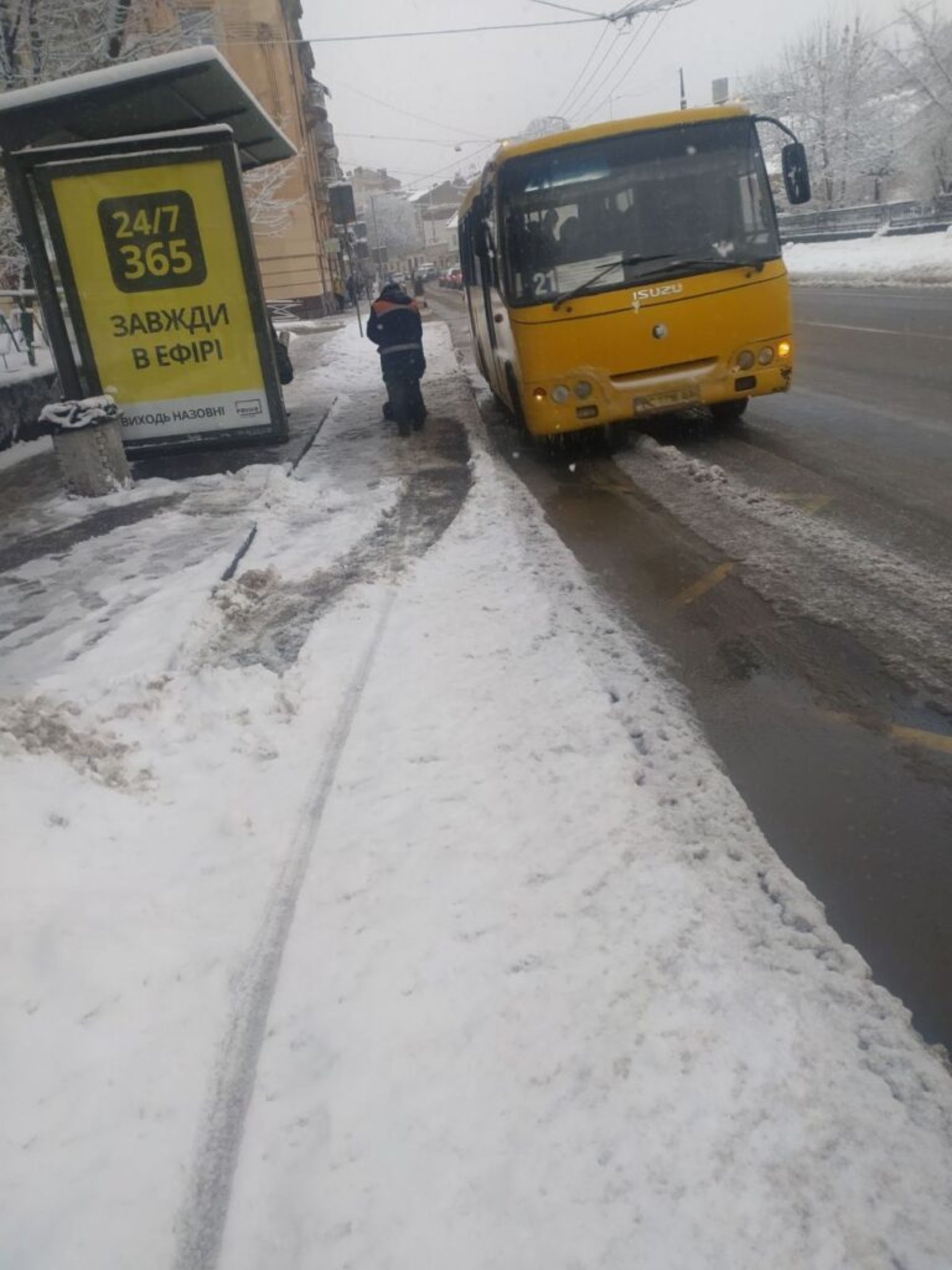 Львів від снігу прибирає понад 2,5 тисячі комунальників, фото ЛМР