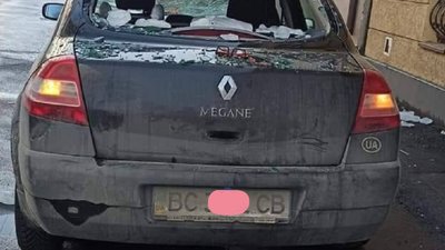 У центрі Львова снігова брила розтрощила легковий автомобіль (ФОТО)