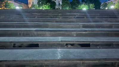 У Чернівцях сходи площі відремонтували плитами із зображеннями померлих