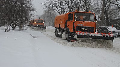 Львівщину засніжило: на автодорогах області  працює 65 одиниць дорожньої техніки