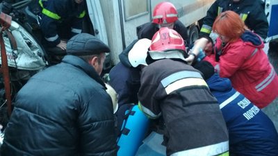 Лобове зіткнення автівок на Яворівщині: водія іномарки вирізали з салону рятувальники (ФОТО)