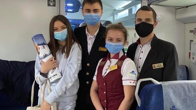 Пасажирка поїзда Київ - Славське стала мільйонним пасажиром святкових зимових перевезень (ФОТО)