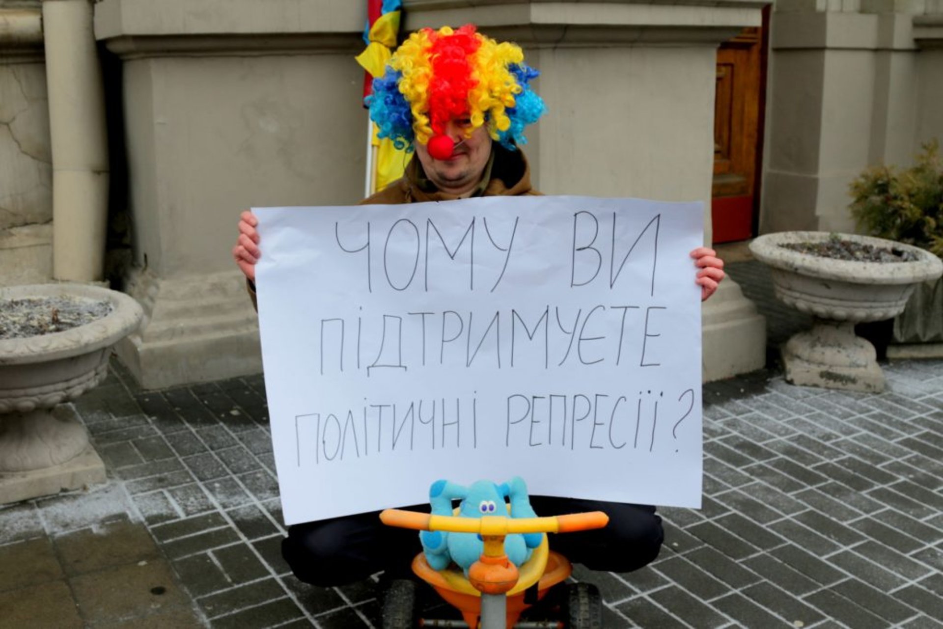Зеленському у Львові принесли шаурму та іграшки. Фото 4studio