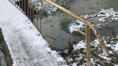 У райцентрі на Львівщині діти ходять до школи через аварійний міст (ФОТО)