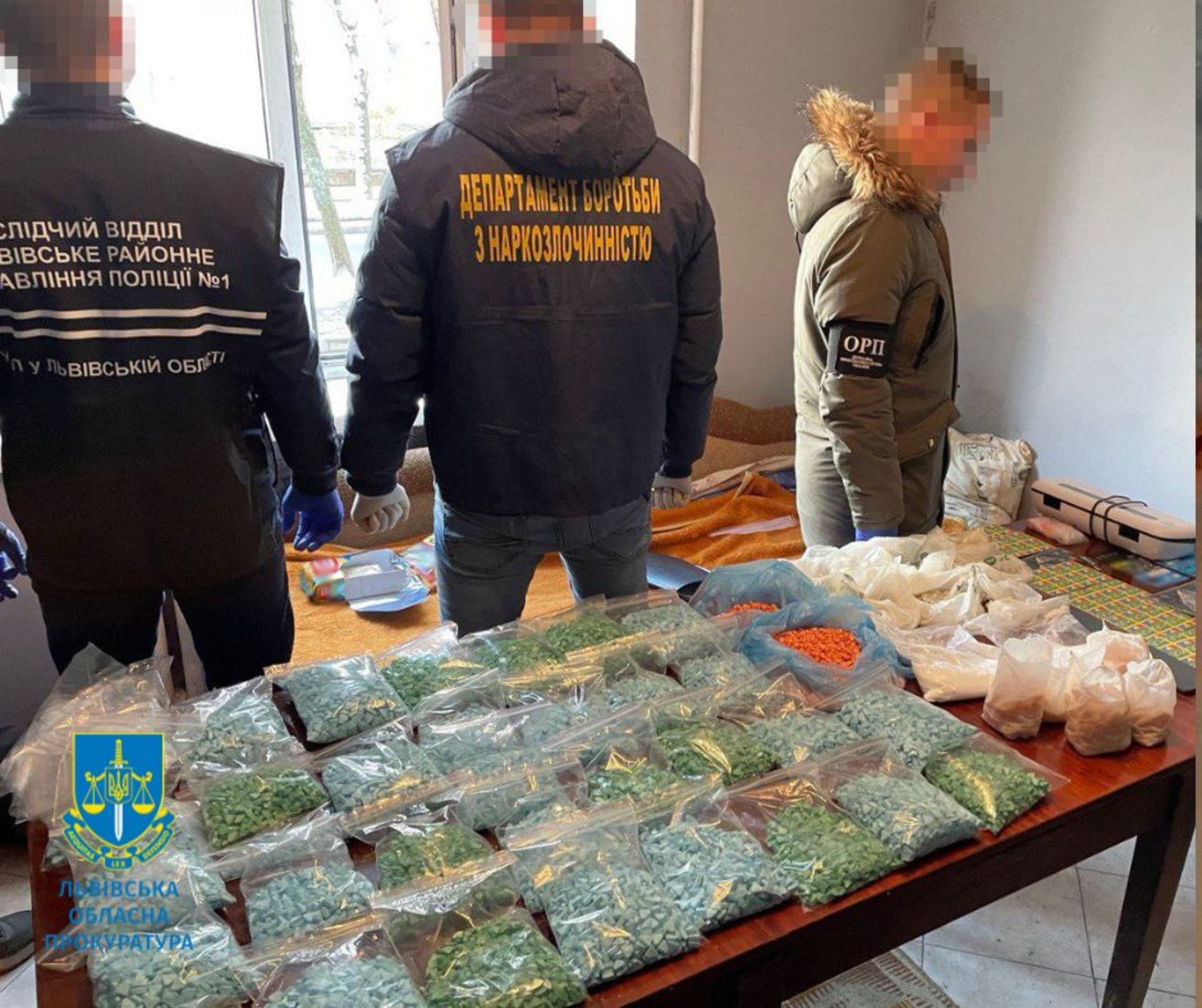Мешканка Києва з-за кордону відправила до Львова психотропи