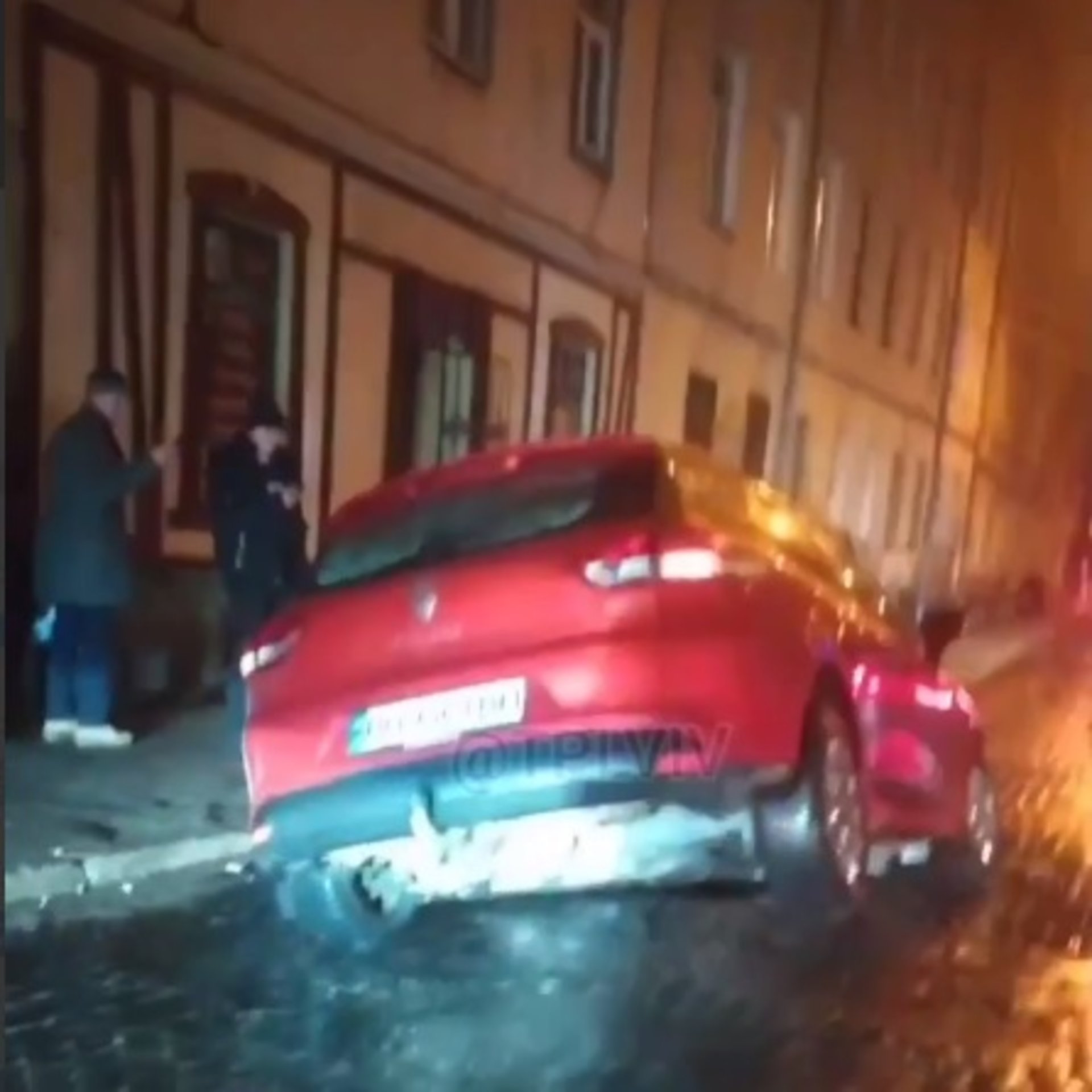 У Львові посеред вулиці утворилося провалля