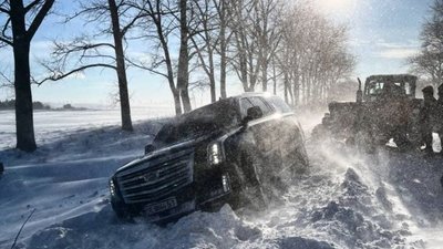Служба порятунку відмовилася допомагати блогерам, які застрягли на засніженій дорозі під Тернополем (ВІДЕО)