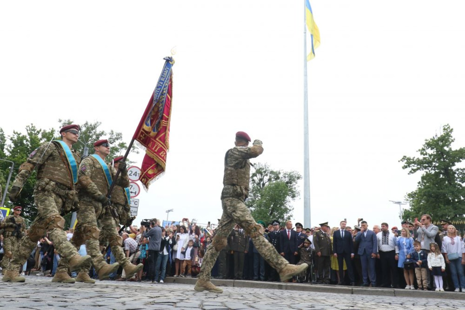 У Львові на найбільшому флагштоку за 12 млн грн урочисто підняли прапор України, фото ЛМР