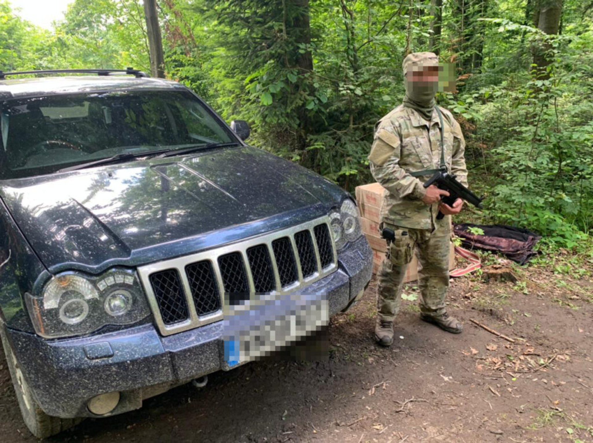 На Буковині на позашляховику затримали контрабандистів